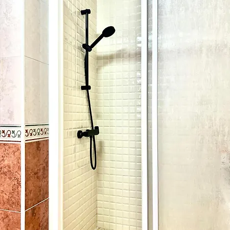 Lovely With A Sunny Terrace 아파트 *